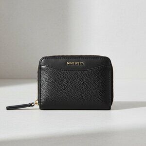 231. Nine West Mini Wallet – Excellent Condition